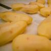 Quanto è delizioso friggere le patate con la crosta!